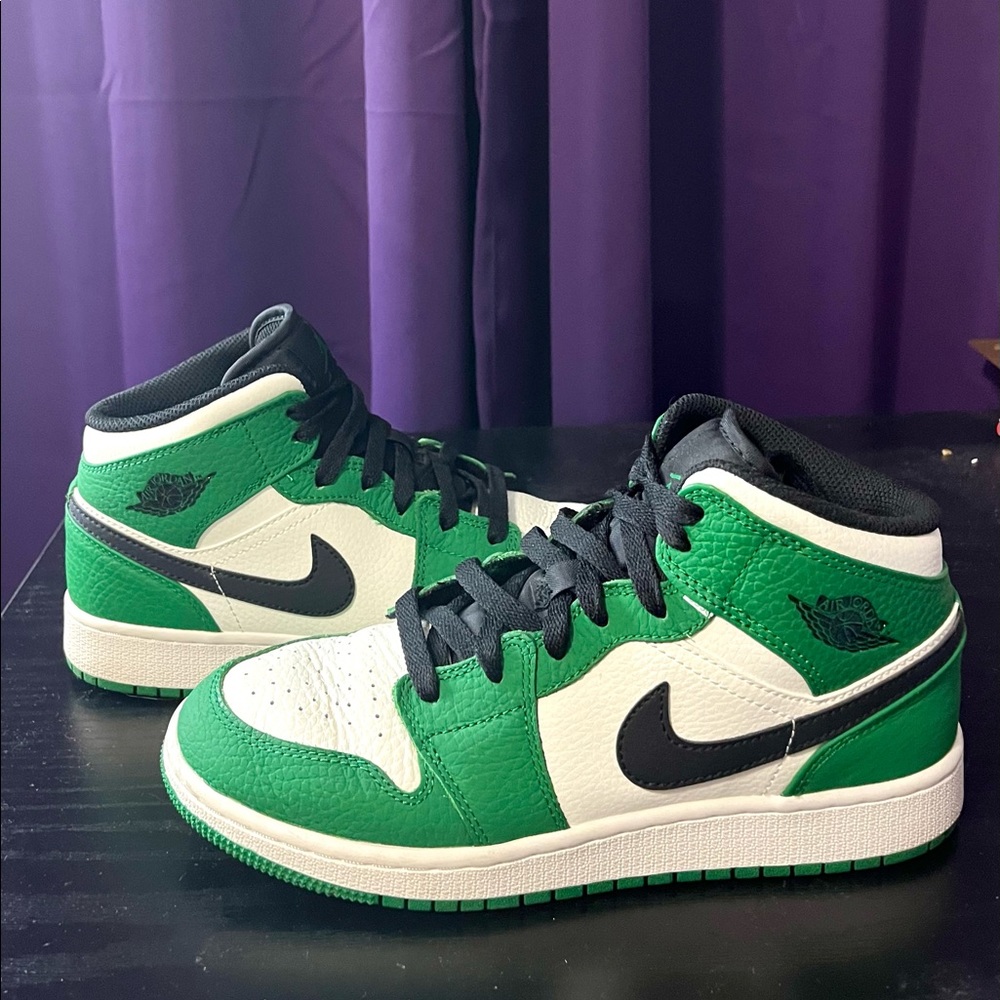 Air Jordan 1 Mid “Pine Green”